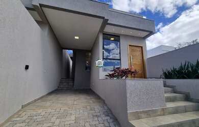 Imagem: A casa possui 3 Dormitórios, 2 Banheiros, 92m² de Área e