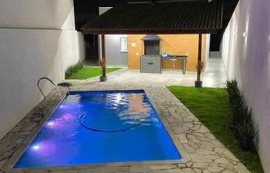 Imagem: A casa possui 3 Dormitórios, 4 Banheiros, 5 Vagas na garagem