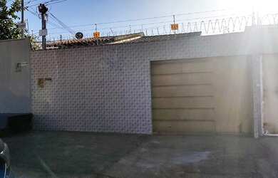 Imagem: A casa possui 2 Dormitórios, 2 Banheiros, 1 Vaga na garagem