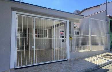 Imagem: A casa possui 3 Dormitórios, 3 Banheiros e 2 Vagas na garagem