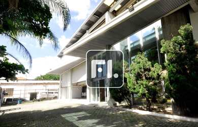 Imagem: O depósito possui 5 Vagas na garagem, 1.970m² de Área e