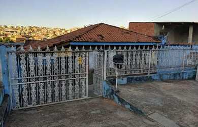 Imagem: A casa possui 5 Dormitórios, 3 Banheiros, 3 Vagas na garagem