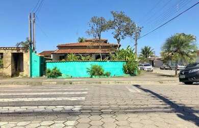 Imagem: A casa possui 2 Dormitórios, 2 Banheiros, 4 Vagas na garagem