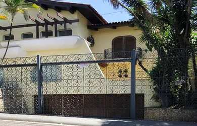 Imagem: A casa possui 4 Dormitórios, 5 Banheiros, 4 Vagas na garagem