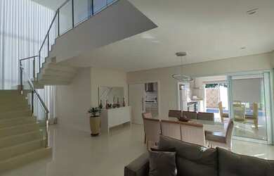 Imagem: A casa em condomínio possui 4 Dormitórios, 5 Banheiros, 5