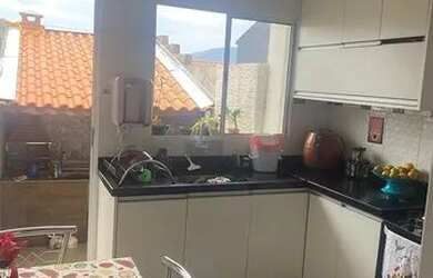 Imagem: A casa possui 2 Dormitórios, 1 Banheiro, 2 Vagas na garagem