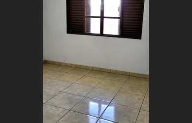 Imagem: A casa possui 2 Dormitórios, 1 Banheiro, 2 Vagas na garagem