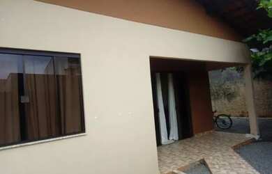 Imagem: A casa possui 3 Dormitórios, 2 Banheiros, 1 Vaga na garagem