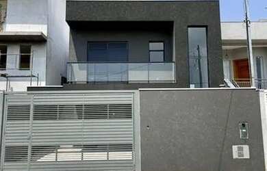 Imagem: A casa possui 3 Dormitórios, 2 Banheiros, 2 Vagas na garagem