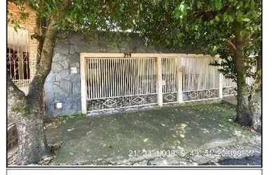 Imagem: A casa possui 3 Dormitórios, 1 Banheiro, 1 Vaga na garagem