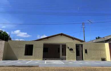 Imagem: A casa possui 2 Dormitórios, 1 Banheiro e 3 Vagas na garagem