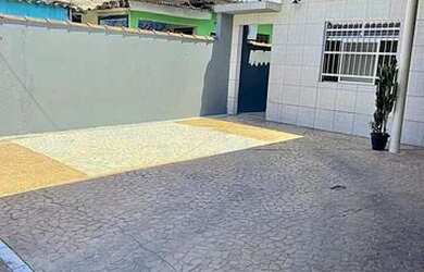 Imagem: A casa possui 3 Dormitórios, 2 Banheiros, 2 Vagas na garagem