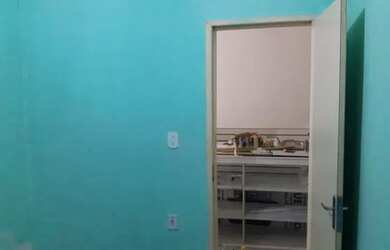 Imagem: A casa possui 2 Dormitórios, 1 Banheiro, 2 Vagas na garagem