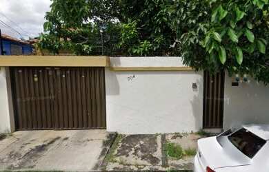 Imagem: A casa possui 3 Dormitórios, 2 Banheiros, 3 Vagas na garagem