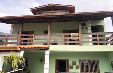 Imagem: A casa possui 3 Dormitórios, 4 Banheiros, 3 Vagas na garagem