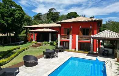 Imagem: A casa possui 5 Dormitórios, 5 Banheiros, 512m² de Área e