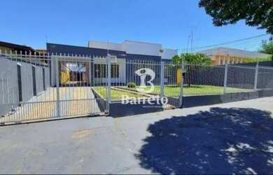 Imagem: O depósito possui 4 Vagas na garagem, 390m² de Área e está