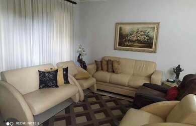 Imagem: A casa possui 3 Dormitórios, 2 Banheiros, 3 Vagas na garagem