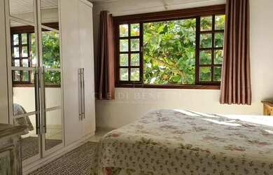 Imagem: A casa possui 5 Dormitórios, 3 Banheiros, 4 Vagas na garagem