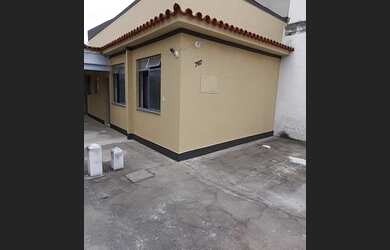 Imagem: A casa possui 1 Dormitório, 1 Banheiro, 1 Vaga na garagem