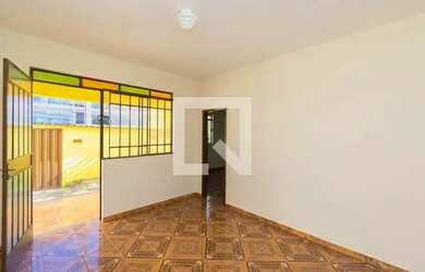 Imagem: A casa possui 3 Dormitórios, 1 Banheiro, 2 Vagas na garagem