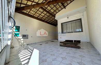 Imagem: A casa possui 2 Dormitórios, 2 Banheiros, 2 Vagas na garagem