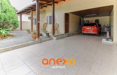 Imagem: A casa possui 3 Dormitórios, 2 Banheiros, 3 Vagas na garagem