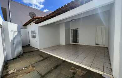 Imagem: A casa possui 3 Dormitórios, 2 Banheiros, 2 Vagas na garagem