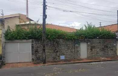 Imagem: A casa possui 4 Dormitórios, 2 Banheiros, 2 Vagas na garagem