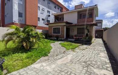 Imagem: A casa possui 3 Dormitórios, 3 Banheiros, 5 Vagas na garagem