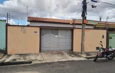 Imagem: A casa possui 4 Dormitórios, 1 Banheiro, 2 Vagas na garagem