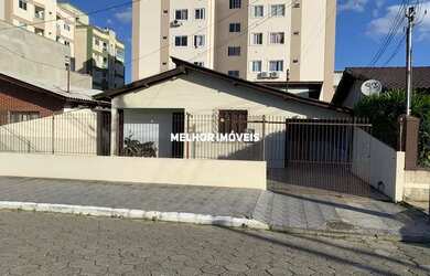 Imagem: A casa possui 3 Dormitórios, 2 Banheiros, 1 Vaga na garagem