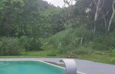 Imagem: A casa possui 2 Dormitórios, Acomodam 7 pessoas, 5 Vagas na