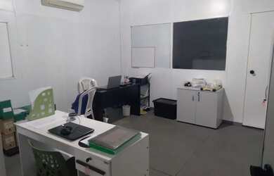 Imagem: O depósito possui 3 Vagas na garagem, 240m² de Área e está