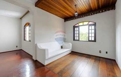 Imagem: A casa possui 5 Dormitórios, 3 Banheiros, 5 Vagas na garagem