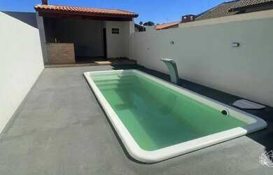 Imagem: A casa possui 3 Dormitórios, 2 Banheiros, 2 Vagas na garagem