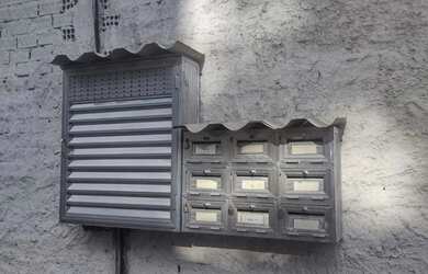 Imagem: A casa possui 2 Dormitórios, 1 Banheiro, 2 Vagas na garagem