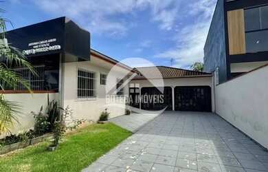 Imagem: A casa possui 4 Dormitórios, 3 Banheiros, 4 Vagas na garagem