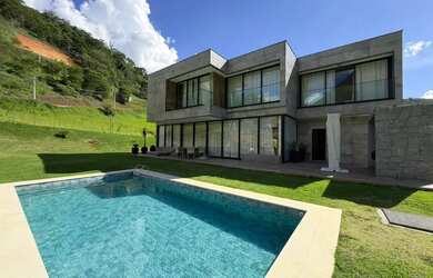 Imagem: A casa em condomínio possui 4 Dormitórios, 5 Banheiros, 3