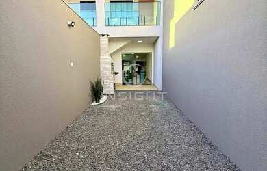 Imagem: A casa possui 3 Dormitórios, 2 Banheiros, 3 Vagas na garagem