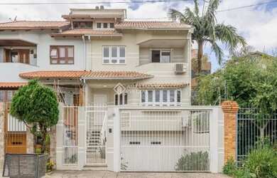 Imagem: A casa possui 3 Dormitórios, 4 Banheiros, 390m² de Área e