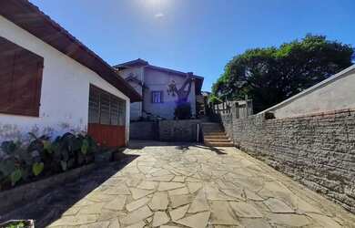 Imagem: A casa possui 2 Dormitórios, 1 Banheiro, 2 Vagas na garagem