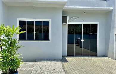 Imagem: A casa possui 3 Dormitórios, 2 Banheiros, 1 Vaga na garagem