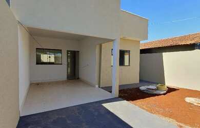 Imagem: A casa possui 2 Dormitórios, 1 Banheiro, 2 Vagas na garagem