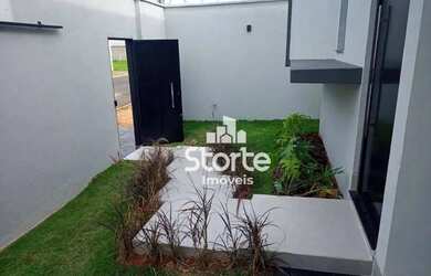 Imagem: A casa possui 3 Dormitórios, 3 Banheiros, 4 Vagas na garagem