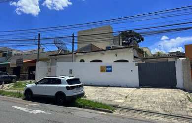 Imagem: A casa possui 3 Dormitórios, 4 Banheiros, 3 Vagas na garagem