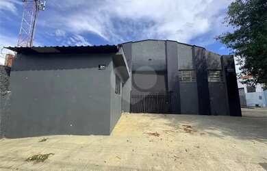 Imagem: O depósito possui 5 Vagas na garagem, 245m² de Área e está