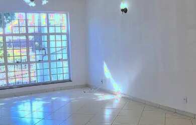 Imagem: A casa possui 4 Dormitórios, 3 Banheiros, 2 Vagas na garagem