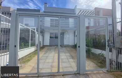 Imagem: A casa possui 3 Dormitórios, 3 Banheiros, 1 Vaga na garagem