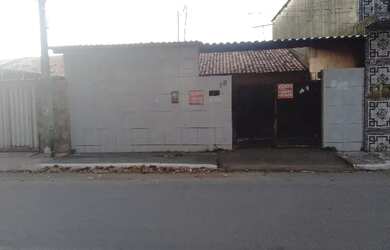 Imagem: A casa possui 3 Dormitórios, 1 Banheiro, 1 Vaga na garagem